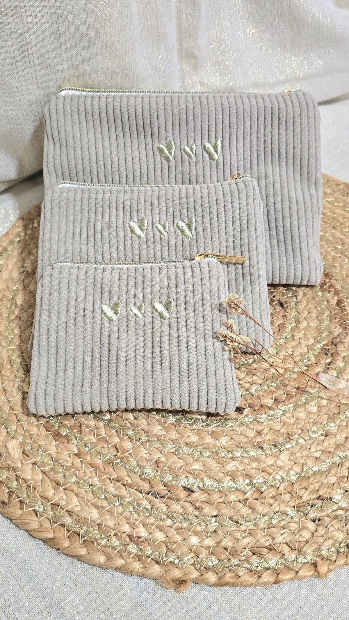 Trousse plate Tilia, trio en velours beige, cœurs brodés