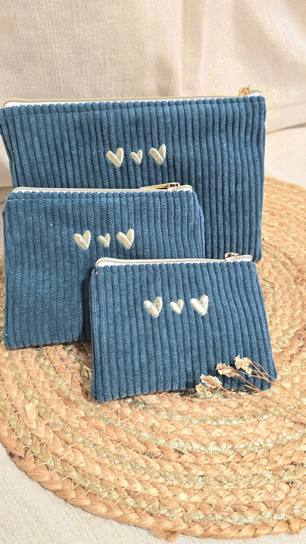 Trousse plate Tilia, trio en velours bleu canard, cœurs brodés