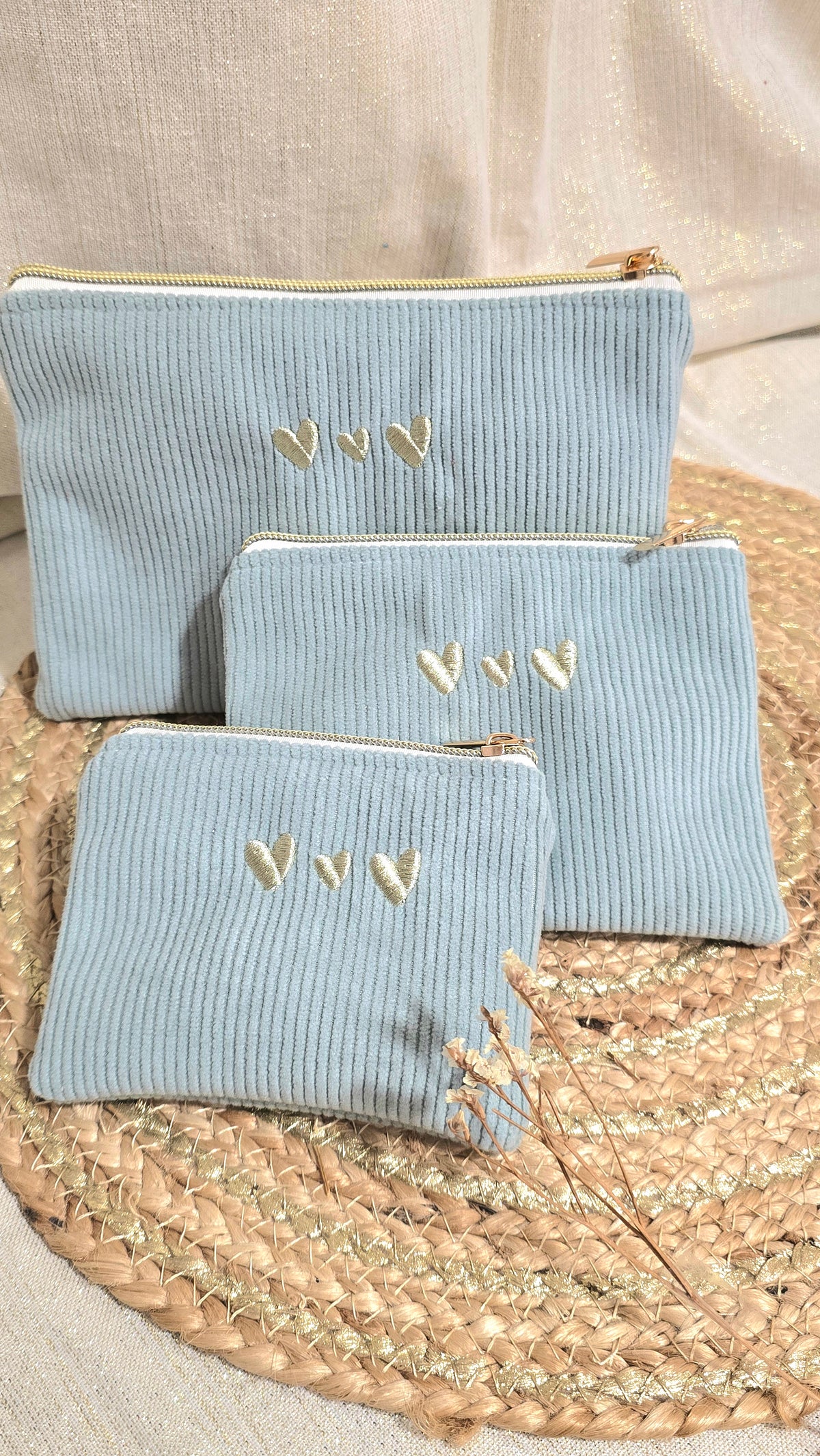 Trousse plate Tilia, trio en velours bleu lagon, cœurs brodés