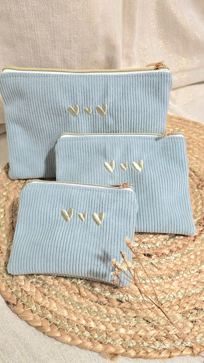 Trousse plate Tilia, trio en velours bleu lagon, cœurs brodés