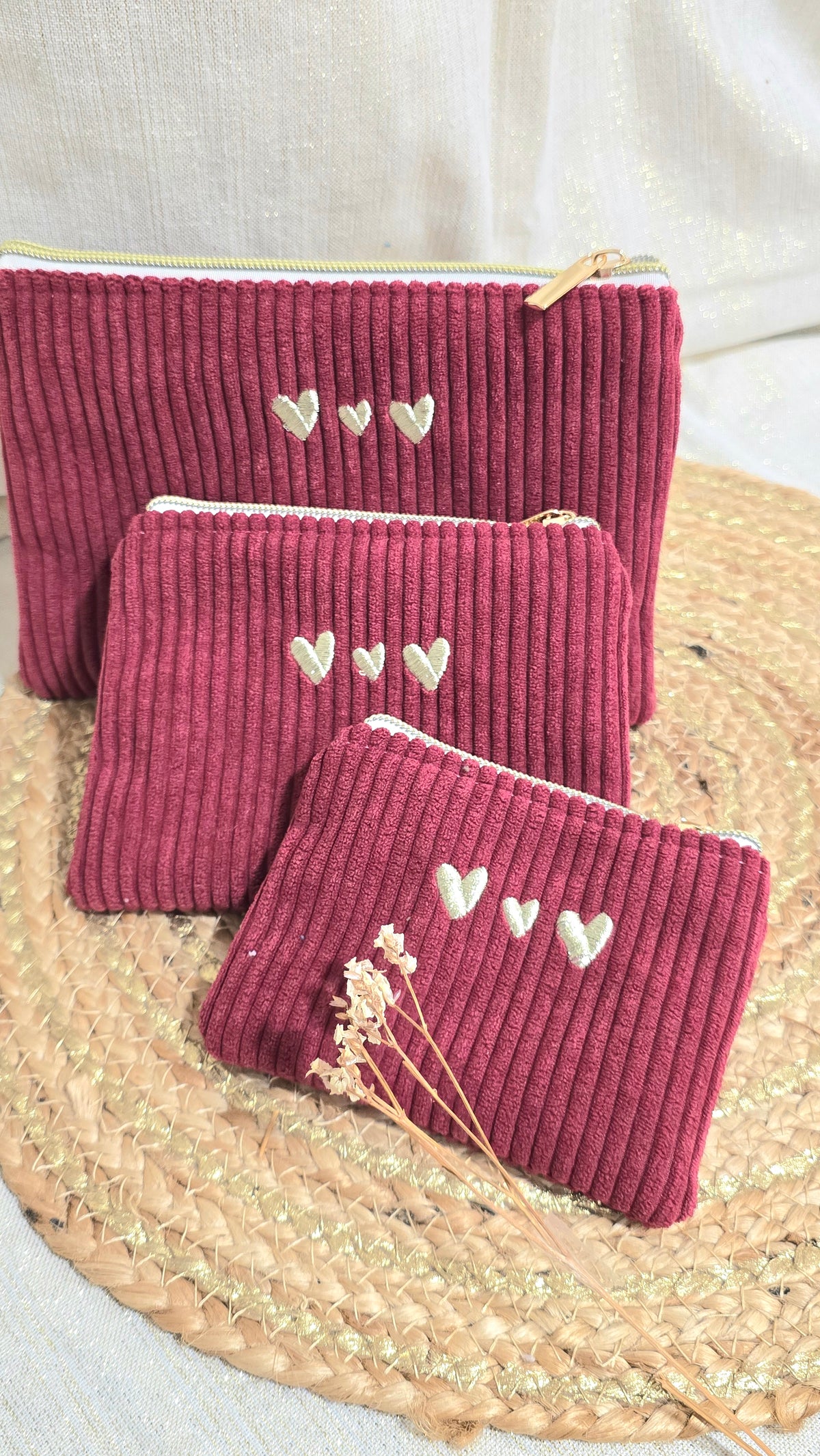Trousse plate Tilia, trio en velours bordeaux, cœurs brodés