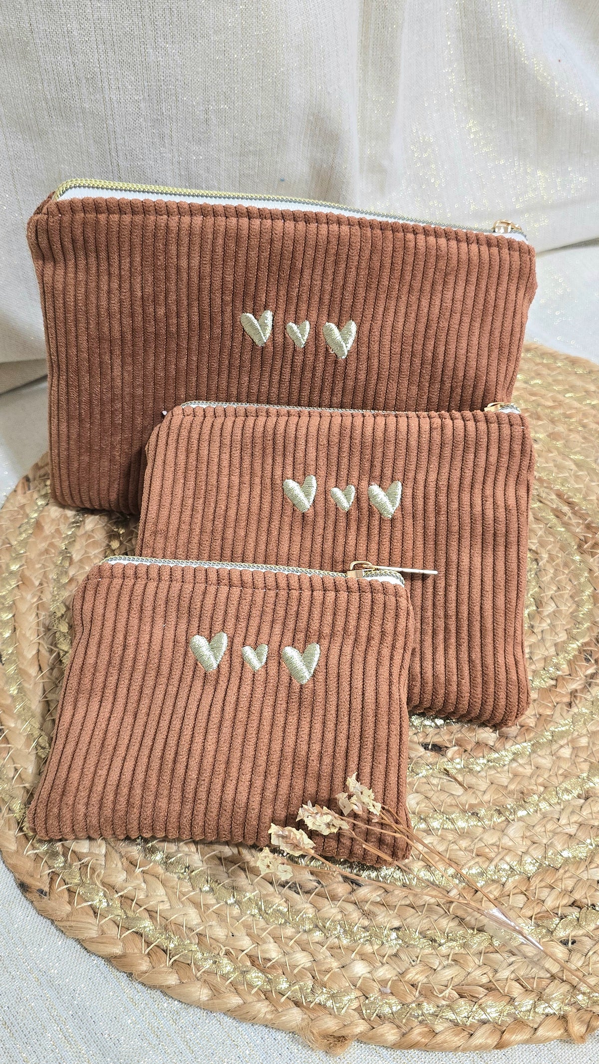 Trousse plate Tilia, trio en velours camel, cœurs brodés