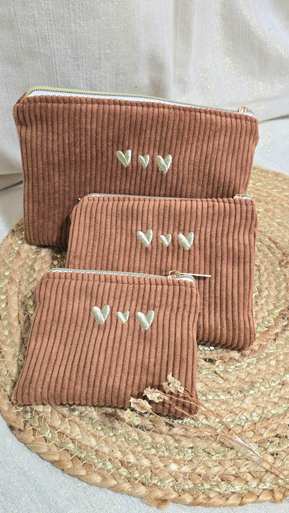 Trousse plate Tilia, trio en velours camel, cœurs brodés