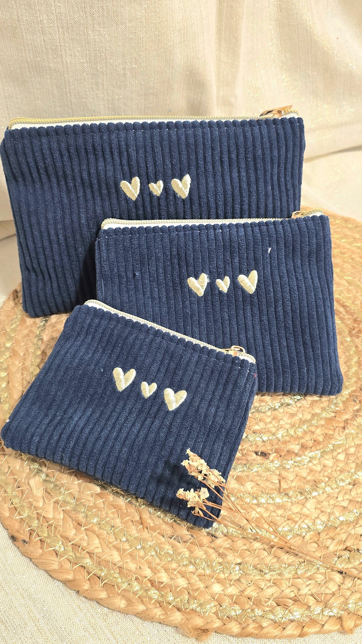 Trousse plate Tilia, trio en velours marine, cœurs brodés