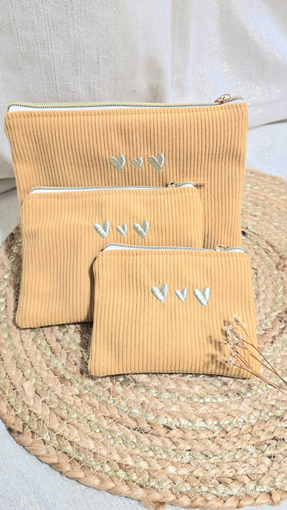 Trousse plate Tilia, trio en velours moutarde, cœurs brodés