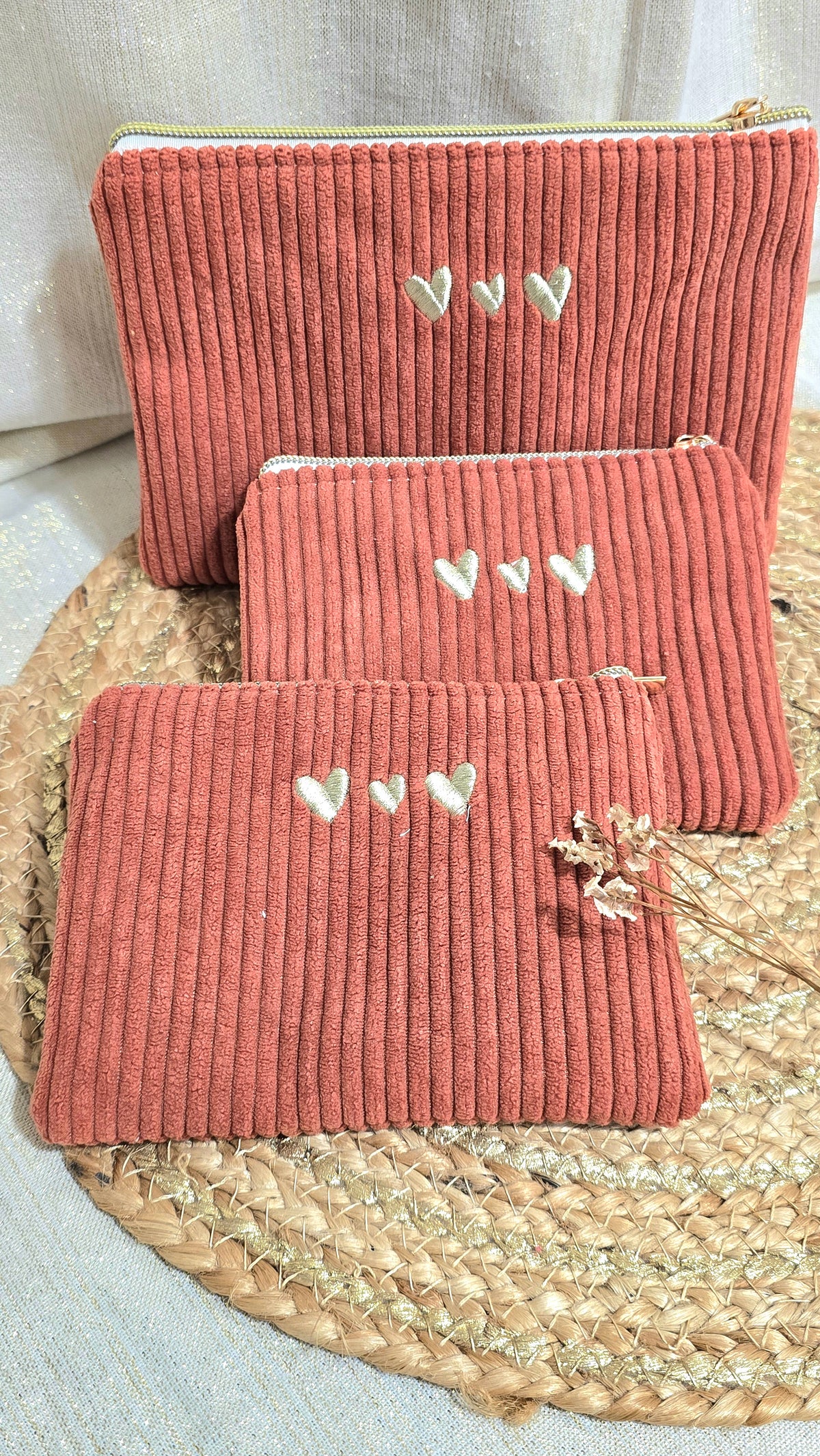Trousse plate Tilia, trio en velours terracotta, cœurs brodés