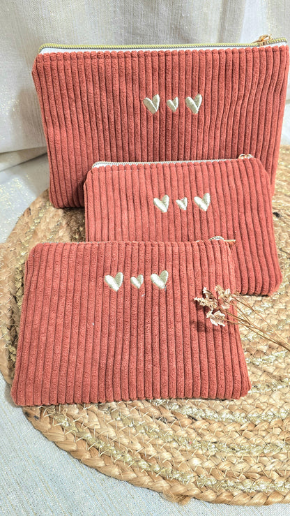 Trousse plate Tilia, trio en velours terracotta, cœurs brodés