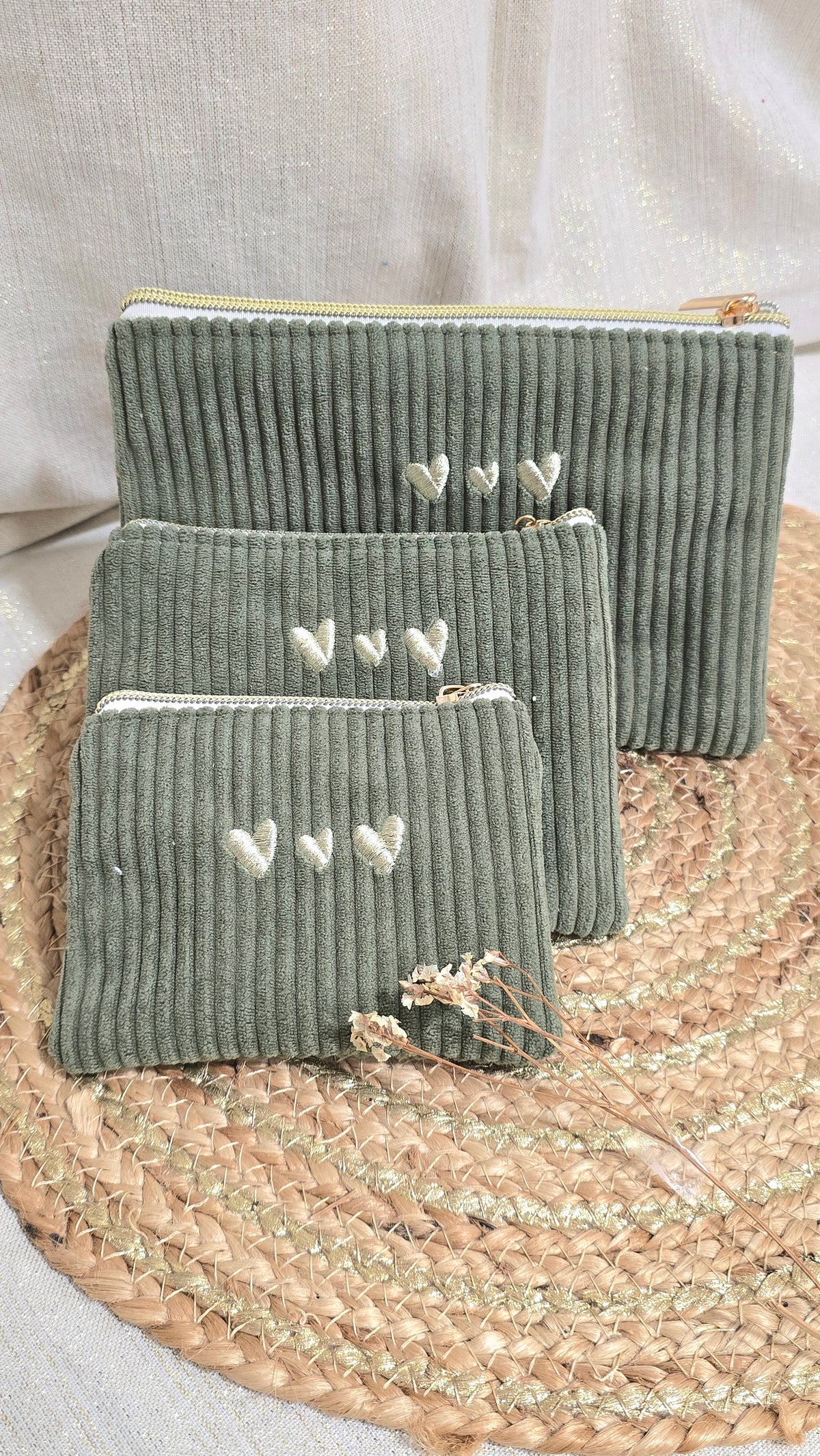 Trousse plate Tilia, trio en velours vert kaki, cœurs brodés