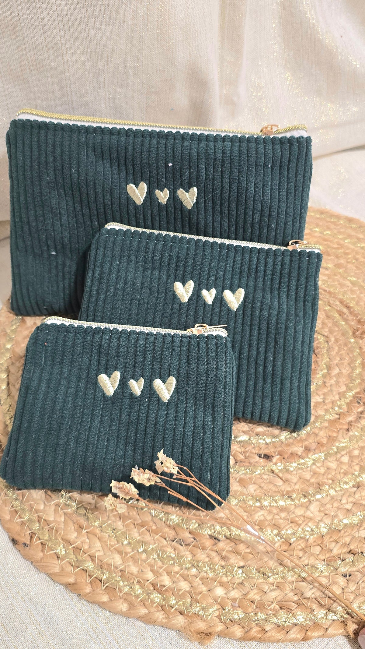 Trousse plate Tilia, trio en velours vert sapin, cœurs brodés