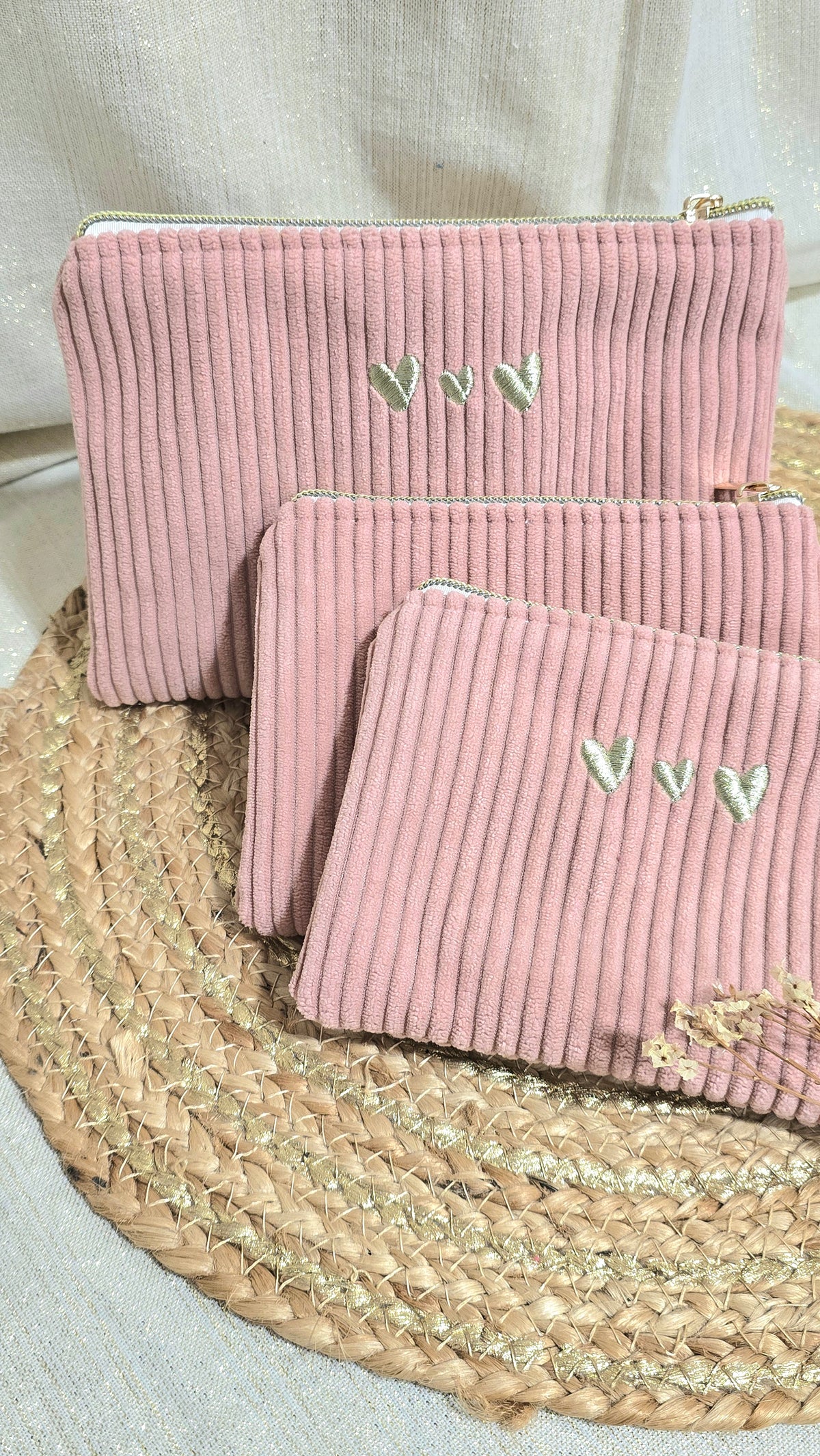 Trousse plate Tilia, trio en velours vieux rose, cœurs brodés