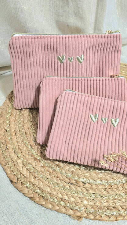 Trousse plate Tilia, trio en velours vieux rose, cœurs brodés