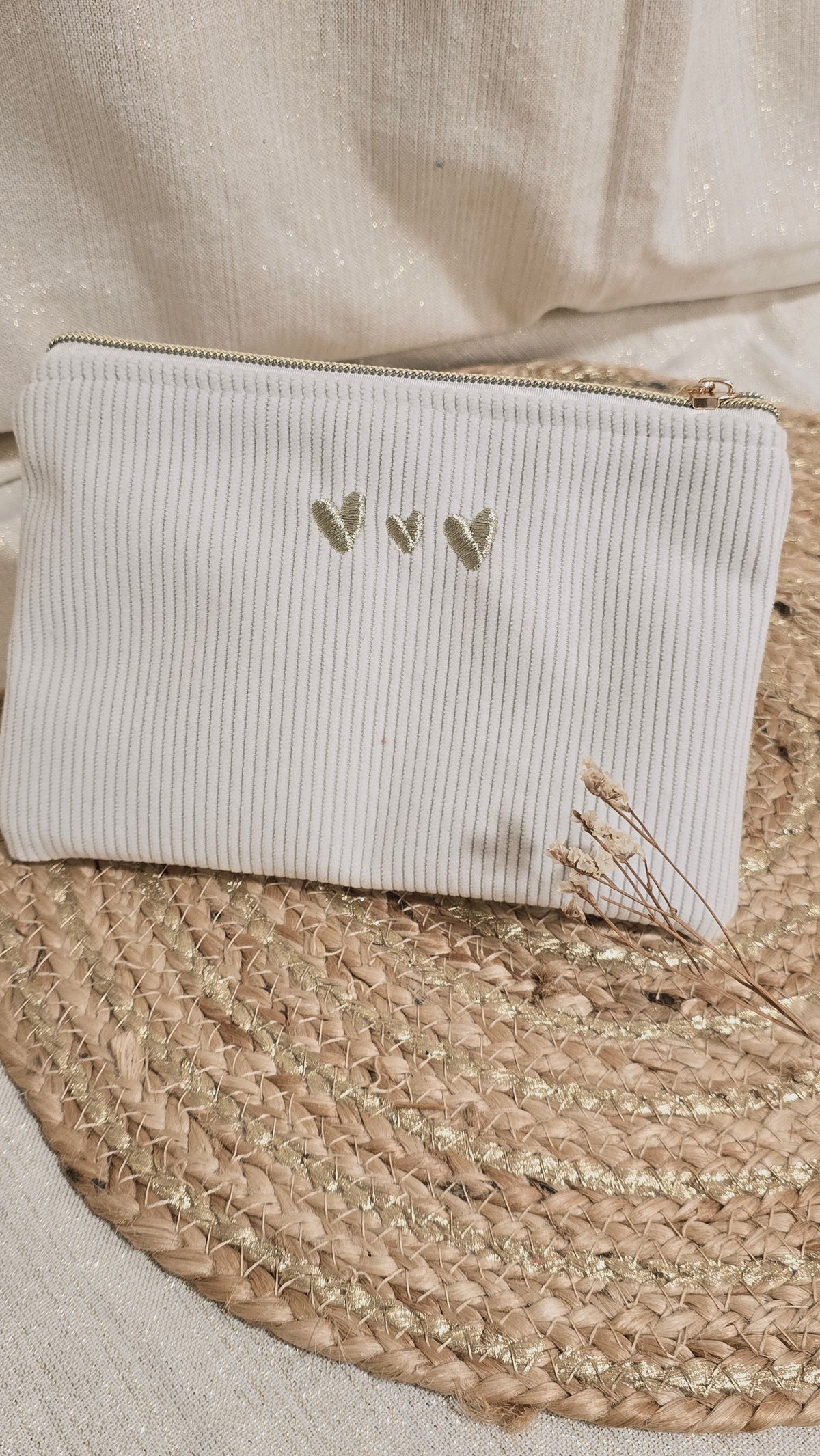 Trousse plate Tilia, velours écru, cœurs brodés