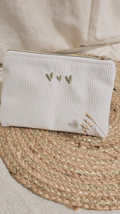 Trousse plate Tilia, velours écru, cœurs brodés
