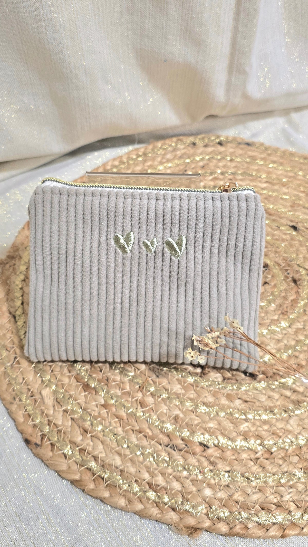 Trousse plate Tilia, velours gris perle, cœurs brodés
