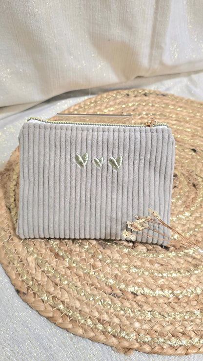Trousse plate Tilia, velours gris perle, cœurs brodés