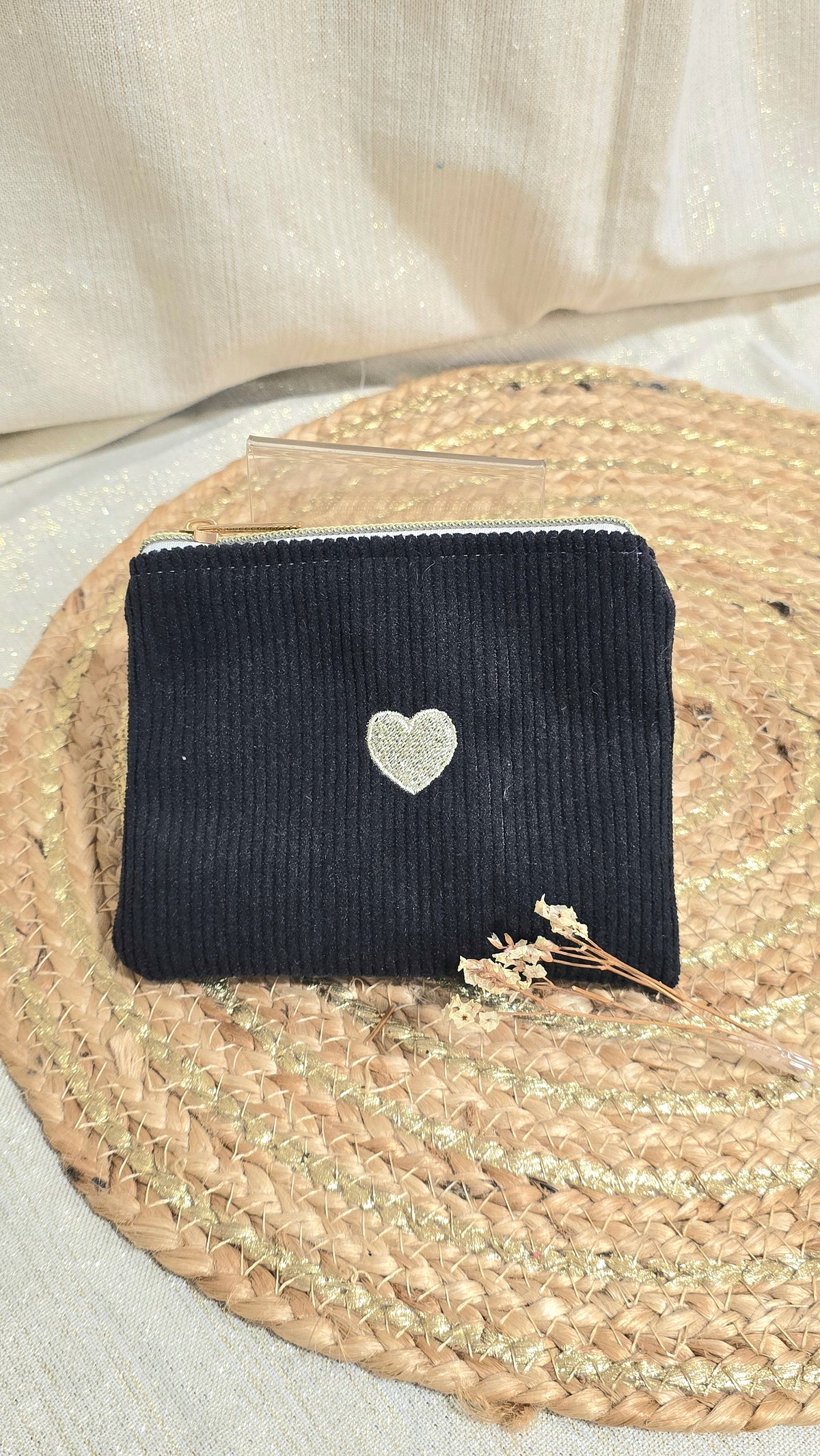 Trousse plate Tilia, velours noir, cœur brodé