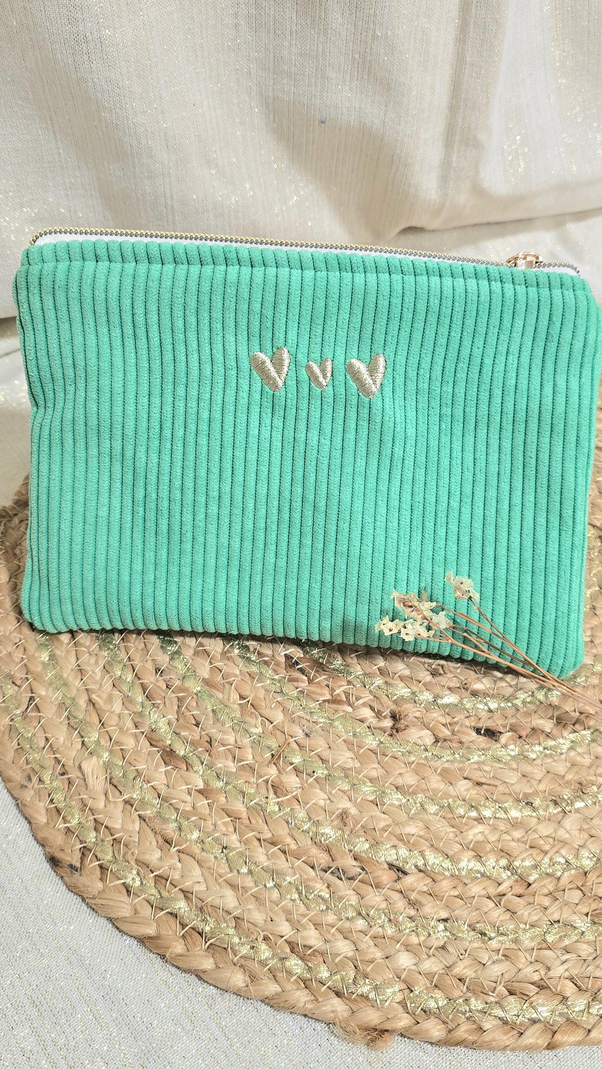 Trousse plate Tilia, velours vert prairie, cœurs brodés