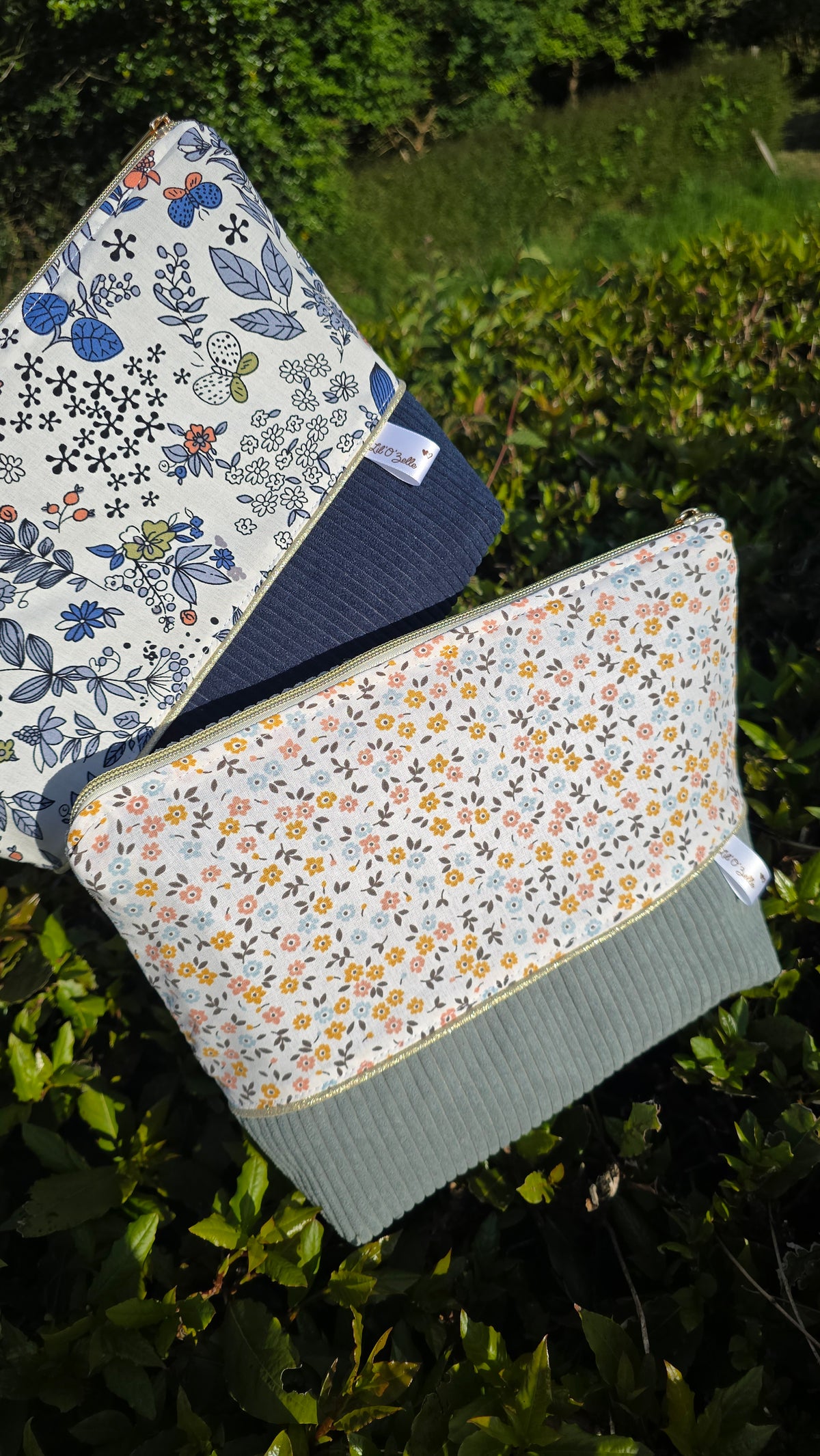 Trousse de toilette Calisia personnalisée, duo de trousses fleuries bleues et beiges