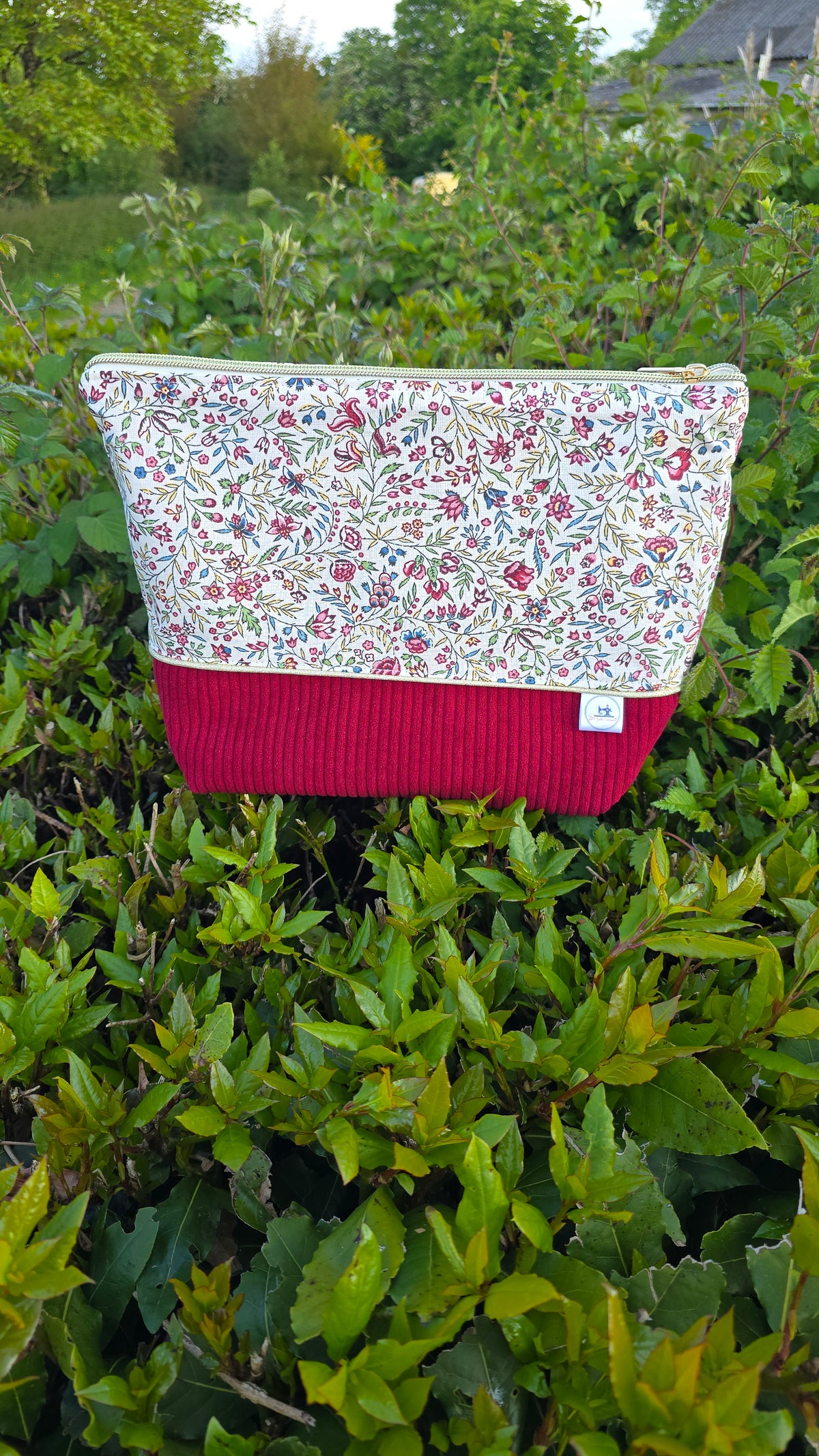 Trousse de toilette Calisia personnalisée, fleuri et velours framboise, en extérieur