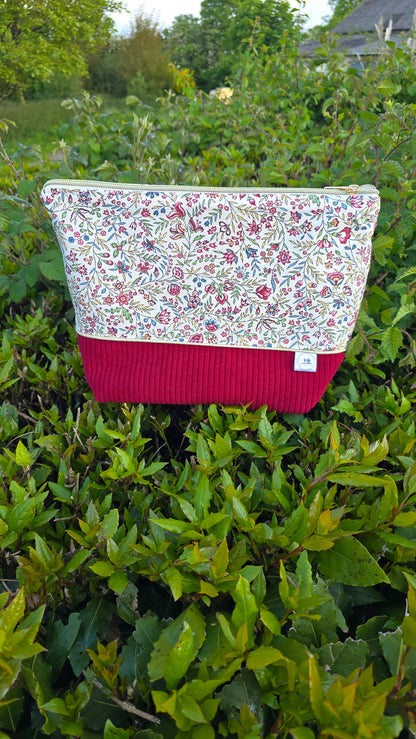 Trousse de toilette Calisia personnalisée, fleuri et velours framboise, en extérieur