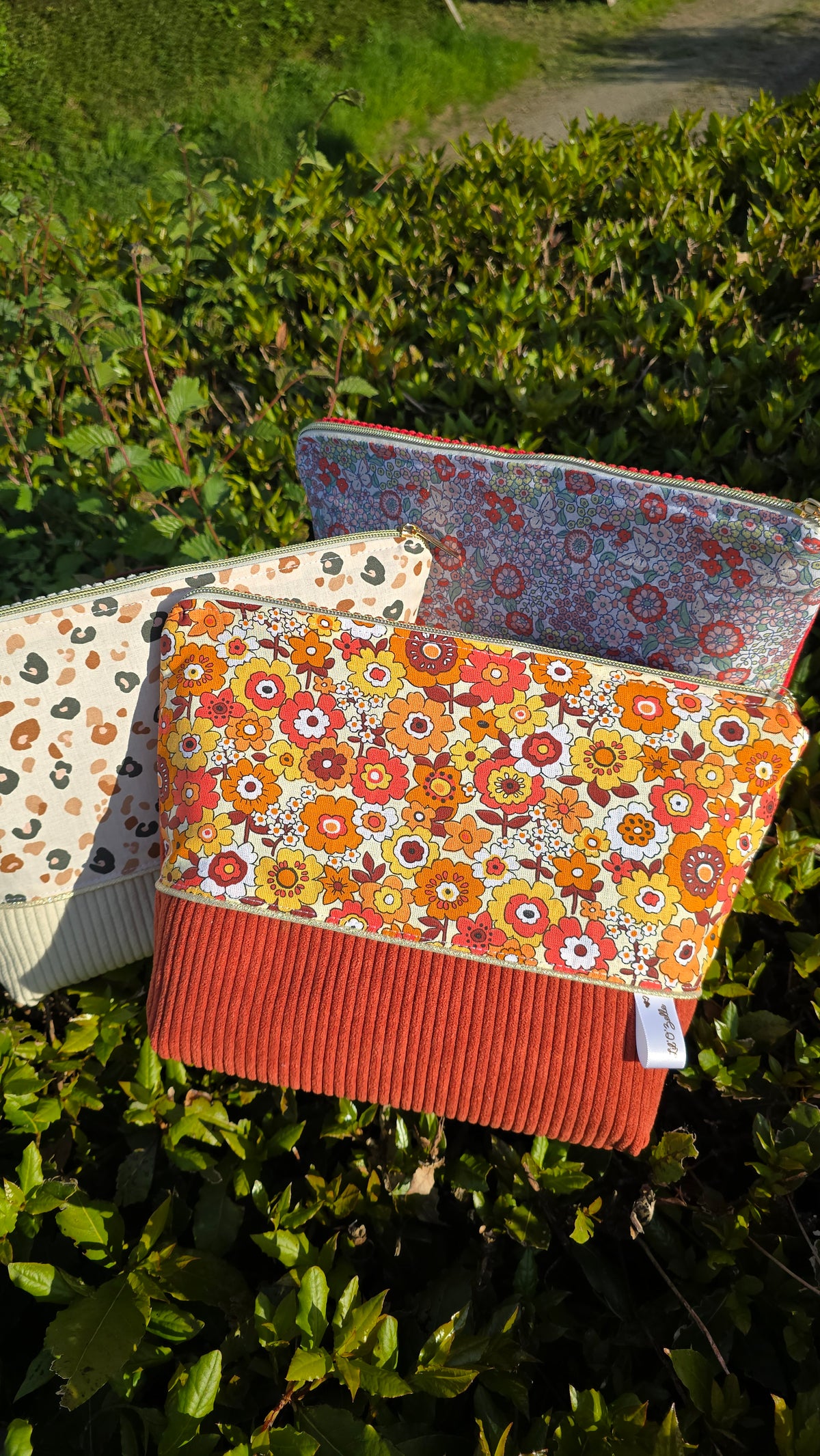 Trousse de toilette Calisia personnalisée, trio de trousses fleuries, en extérieur