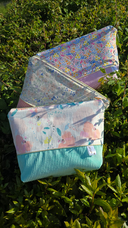 Trousse de toilette Calisia personnalisée, trousses irisées et velours turquoise