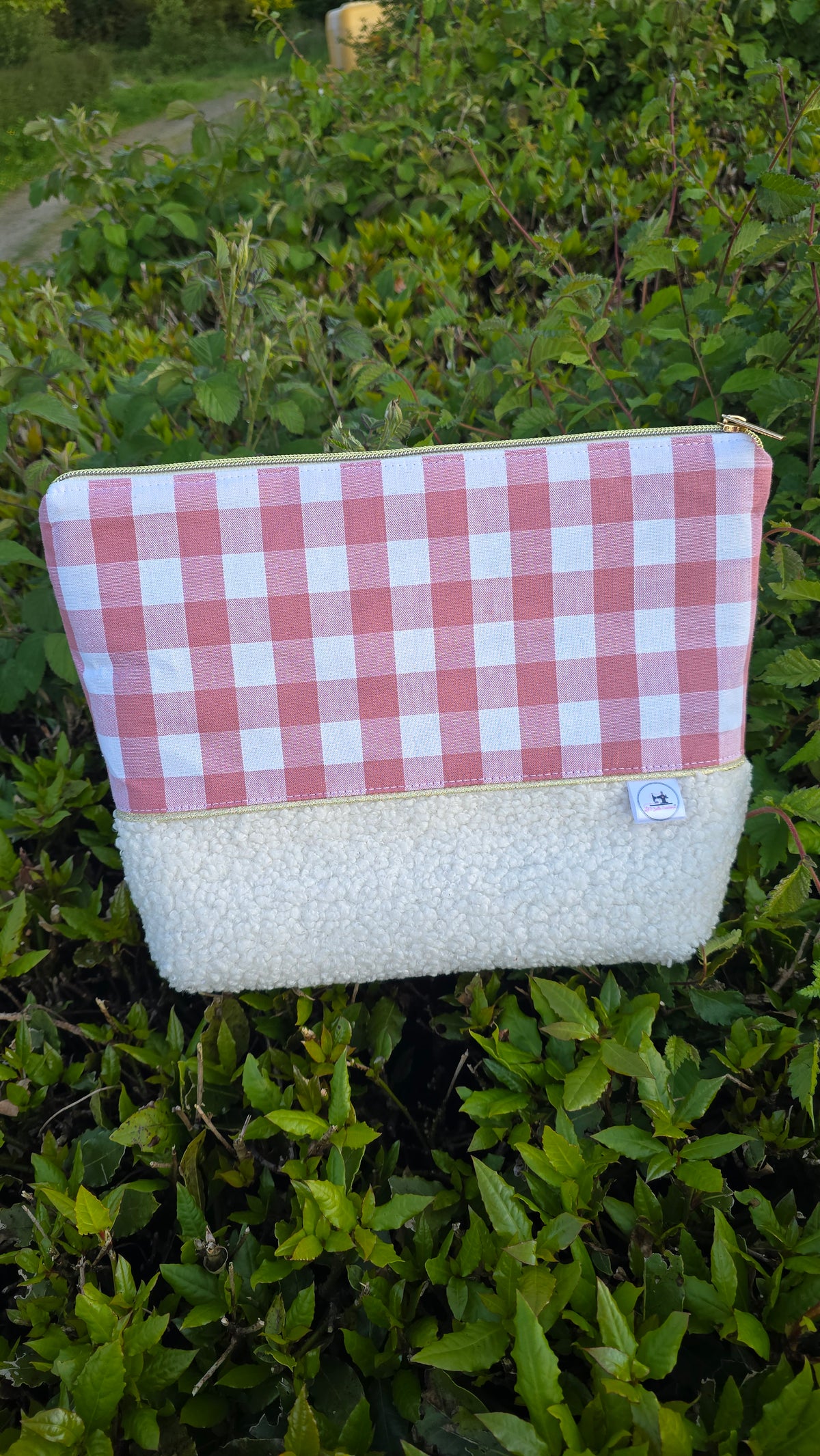 Trousse de toilette Calisia personnalisée, vichy rose et base écrue, en extérieur