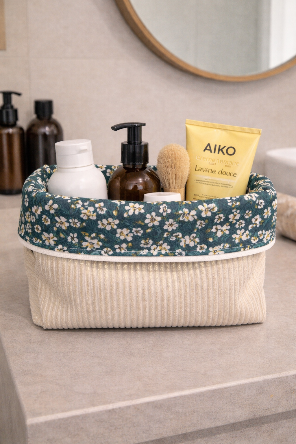 Vanity Zinnia, ouvert avec produits de soin, intérieur fleuri