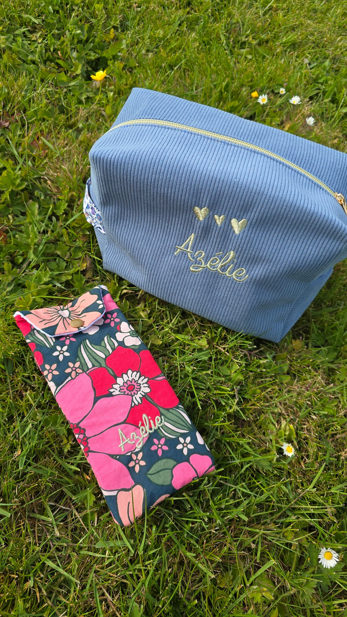 Vanity Zinnia personnalisé, velours bleu ciel, prénom brodé, avec trousse fleurie