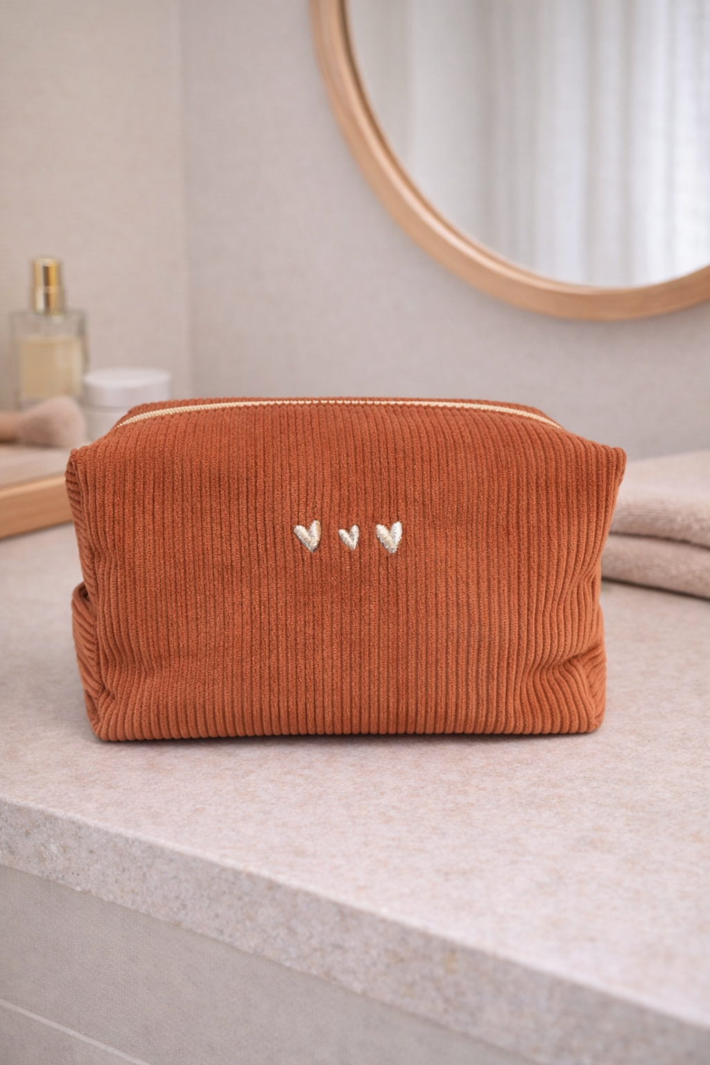 Vanity Zinnia, velours côtelé terracotta, cœurs brodés