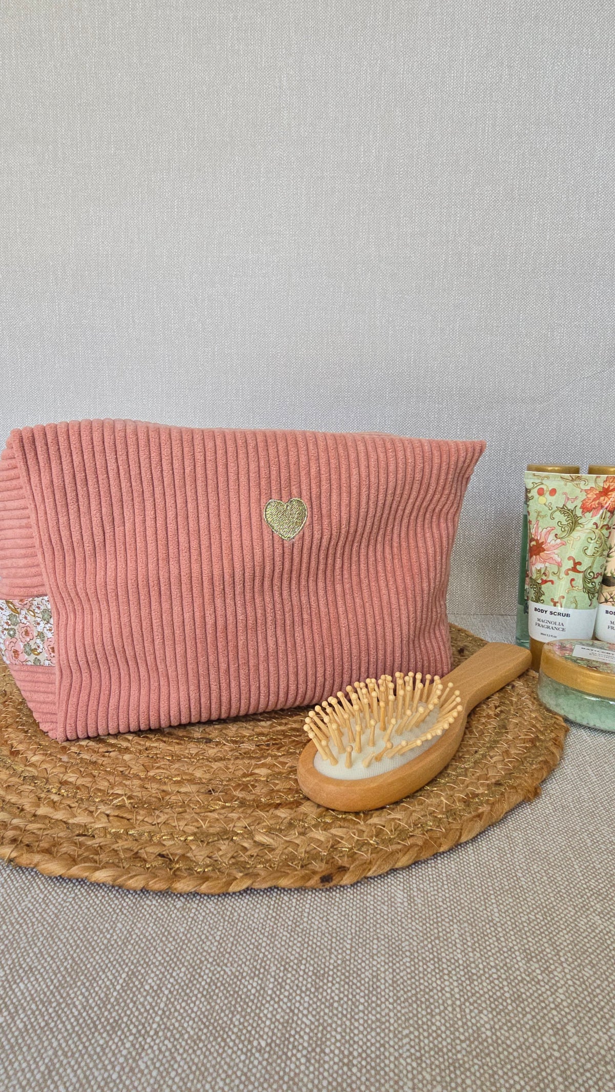Vanity Zinnia personnalisé, velours rose avec brosse et accessoires bébé