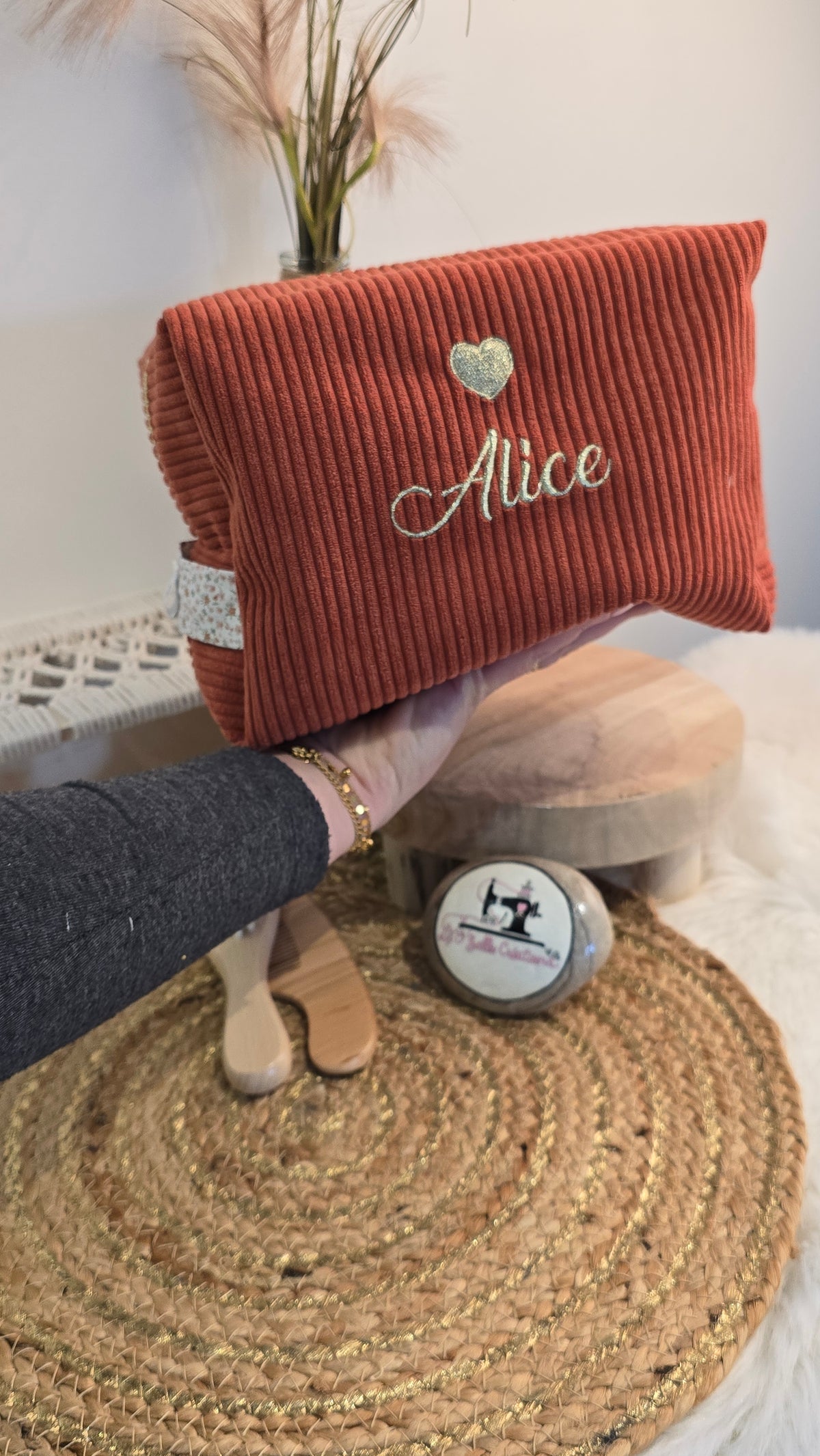 Vanity Zinnia personnalisé, velours terracotta, prénom Alice brodé, tenu en main