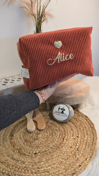 Vanity Zinnia personnalisé, velours terracotta, prénom Alice brodé, tenu en main