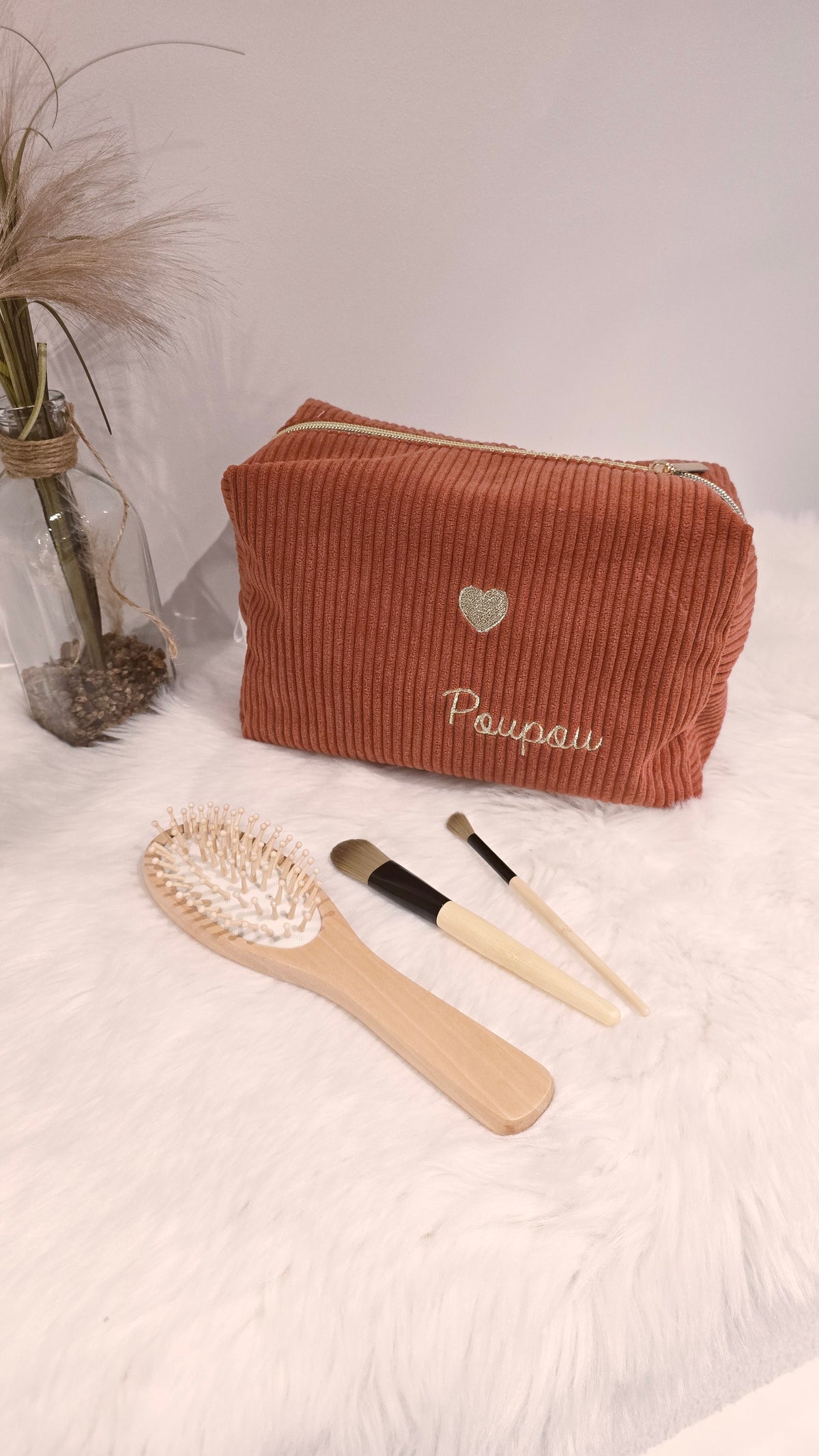 Vanity Zinnia personnalisé, velours terracotta, prénom brodé, avec accessoires de soin